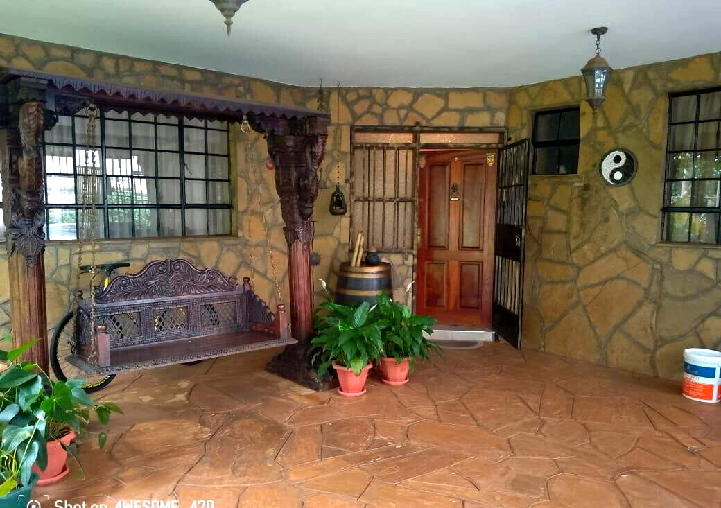 Split-Level Corner Townhouse with River Stream Garden - Spring Valley