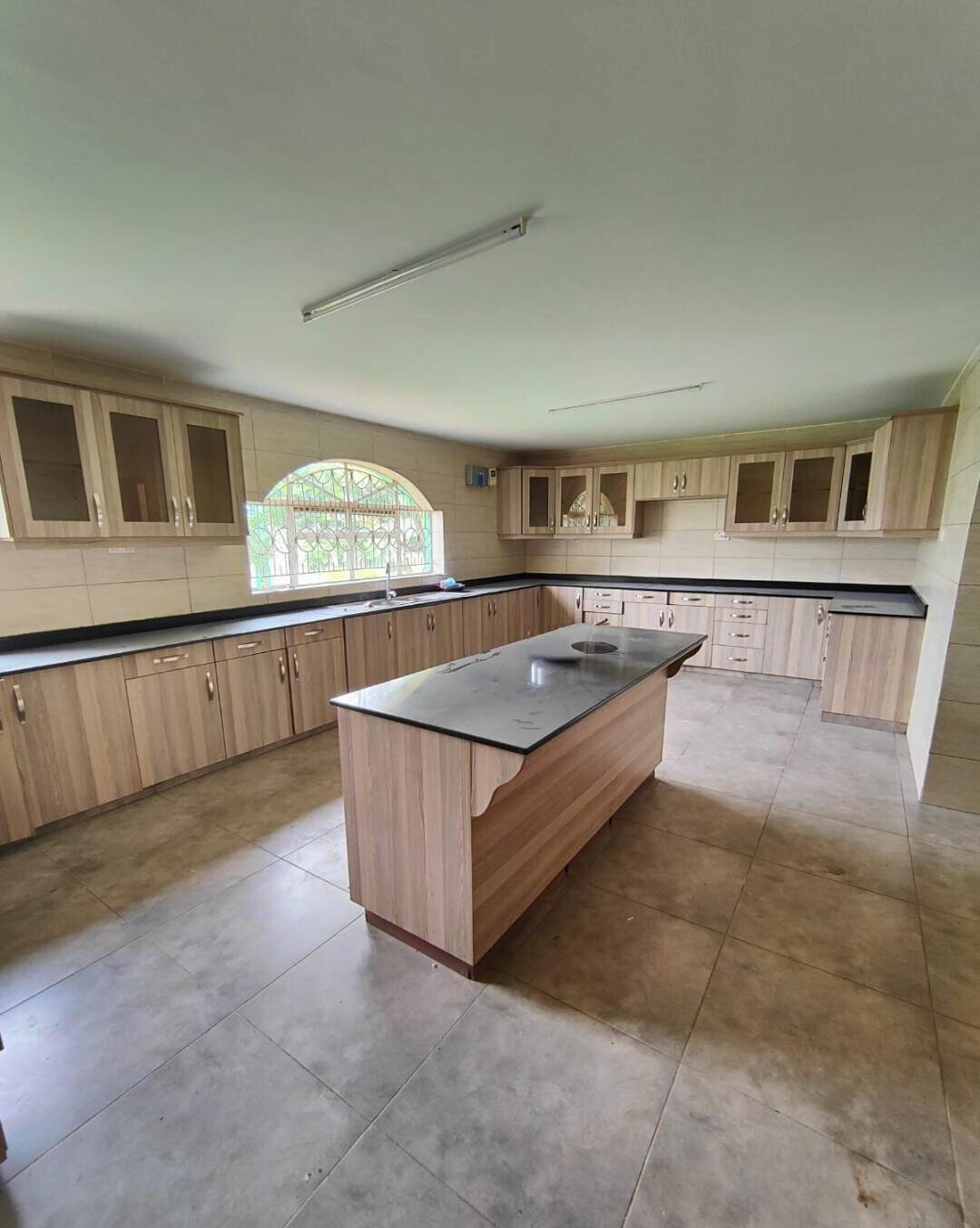 5BR Villa with DSQ & All-Ensuite Rooms – Kerarapon, Nairobi