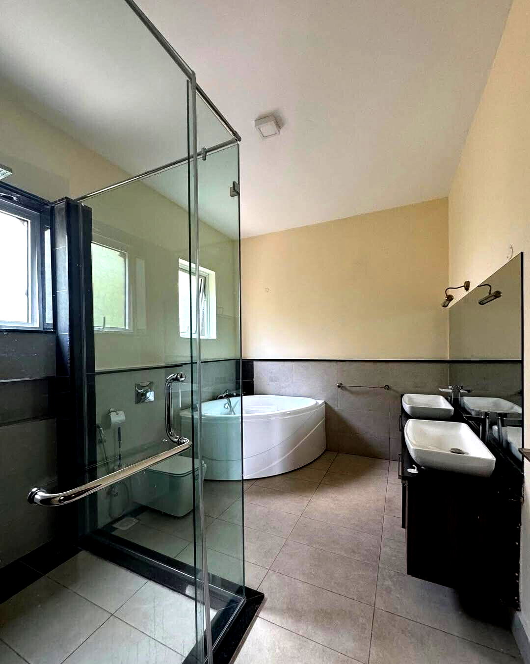 Corner Townhouse with Walk-In Closet & Private Garden - Lavington