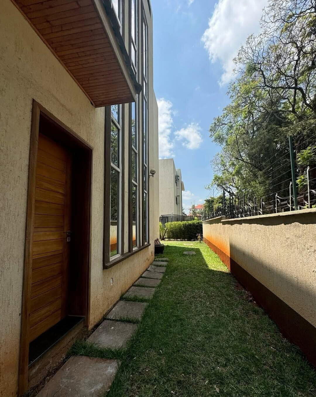 Corner Townhouse with Walk-In Closet & Private Garden - Lavington