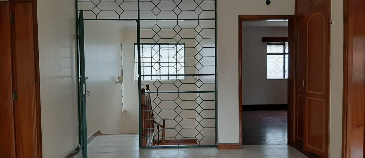 4-Ensuite Townhouse with Private Yard - Brookeside Estate