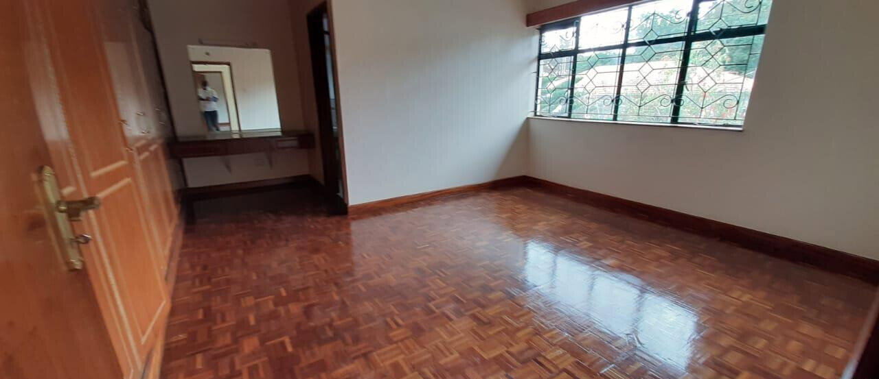 4-Ensuite Townhouse with Private Yard - Brookeside Estate