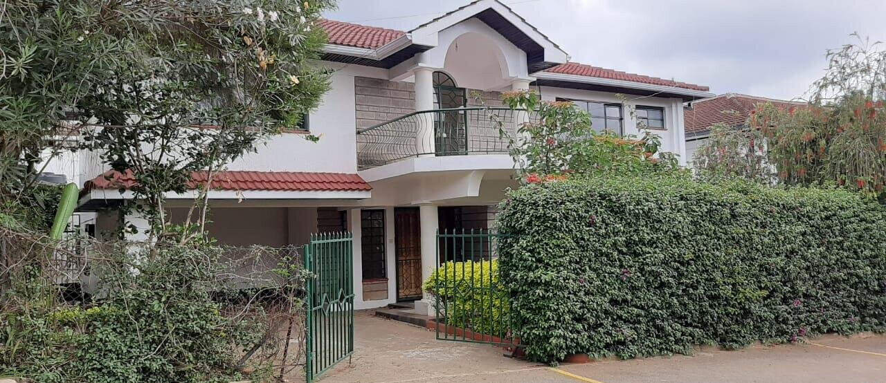 4-Ensuite Townhouse with Private Yard - Brookeside Estate