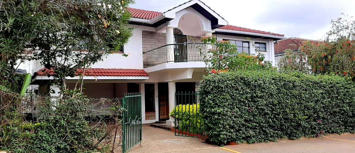 4-Ensuite Townhouse with Private Yard - Brookeside Estate