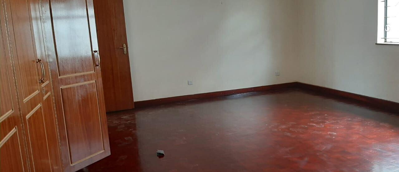 4-Ensuite Townhouse with Private Yard - Brookeside Estate