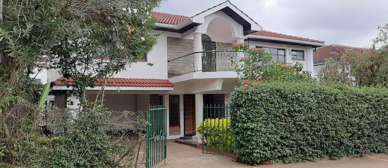4-Ensuite Townhouse with Private Yard - Brookeside Estate