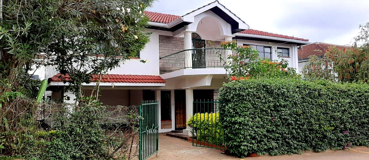 4-Ensuite Townhouse with Private Yard - Brookeside Estate