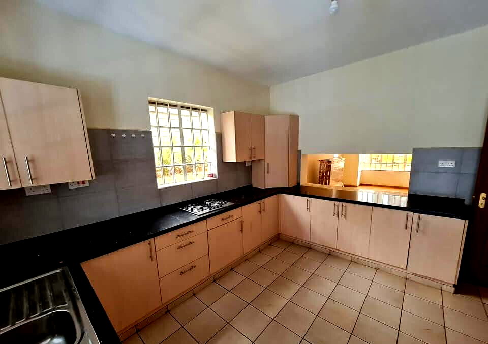 5BR All-Ensuite Townhouse with Solar & DSQ - Kileleshwa