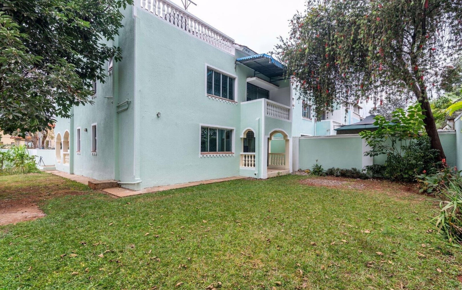 Corner Townhouse with Big Garden & DSQ - Lavington