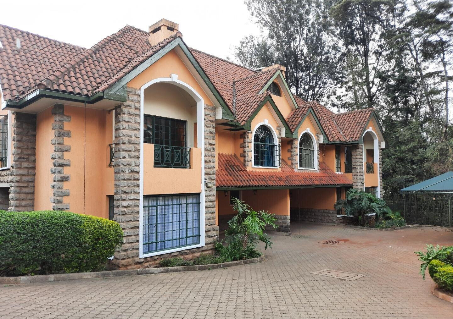 5-Ensuite Townhouse with Pool & Borehole - Lavington