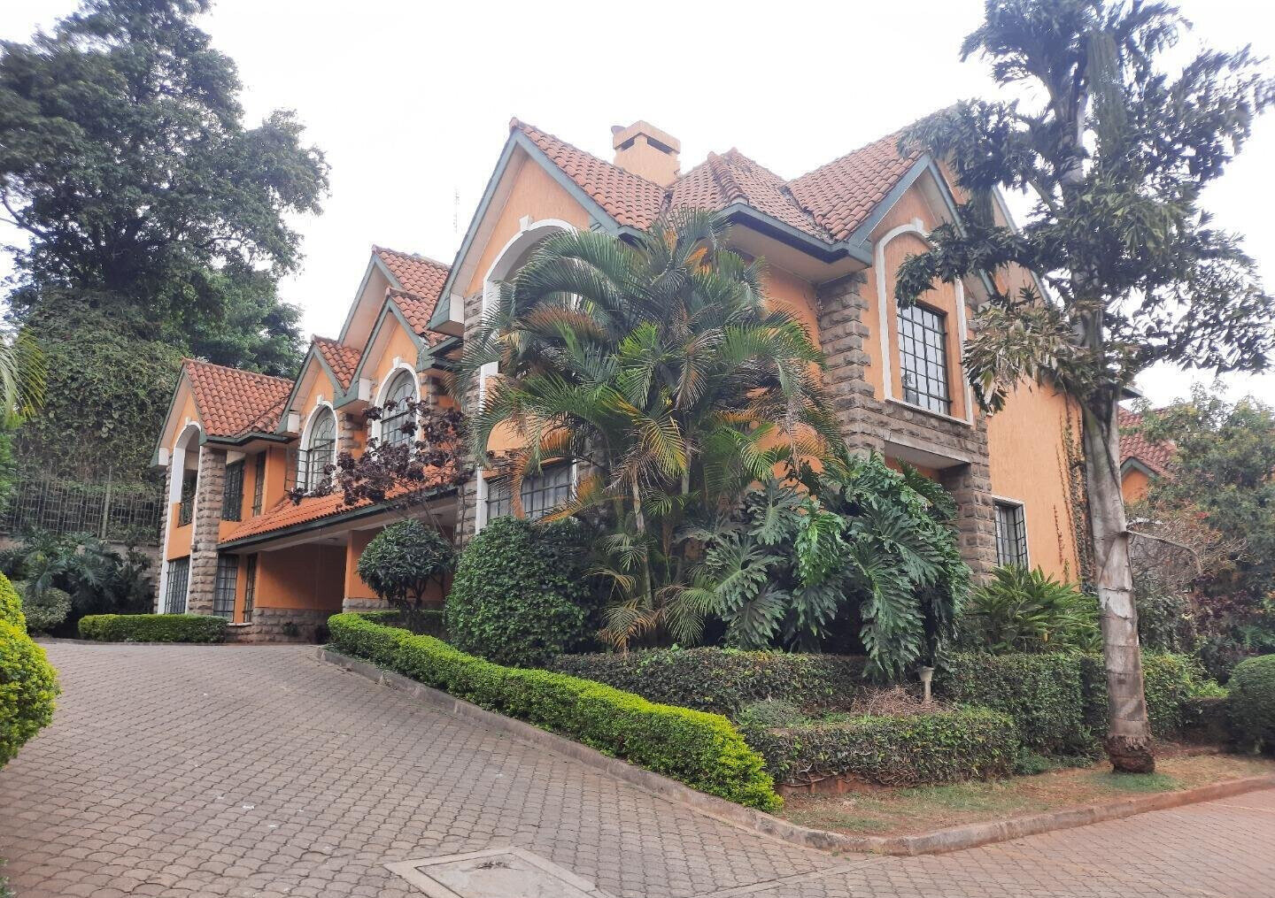 5-Ensuite Townhouse with Pool & Borehole - Lavington