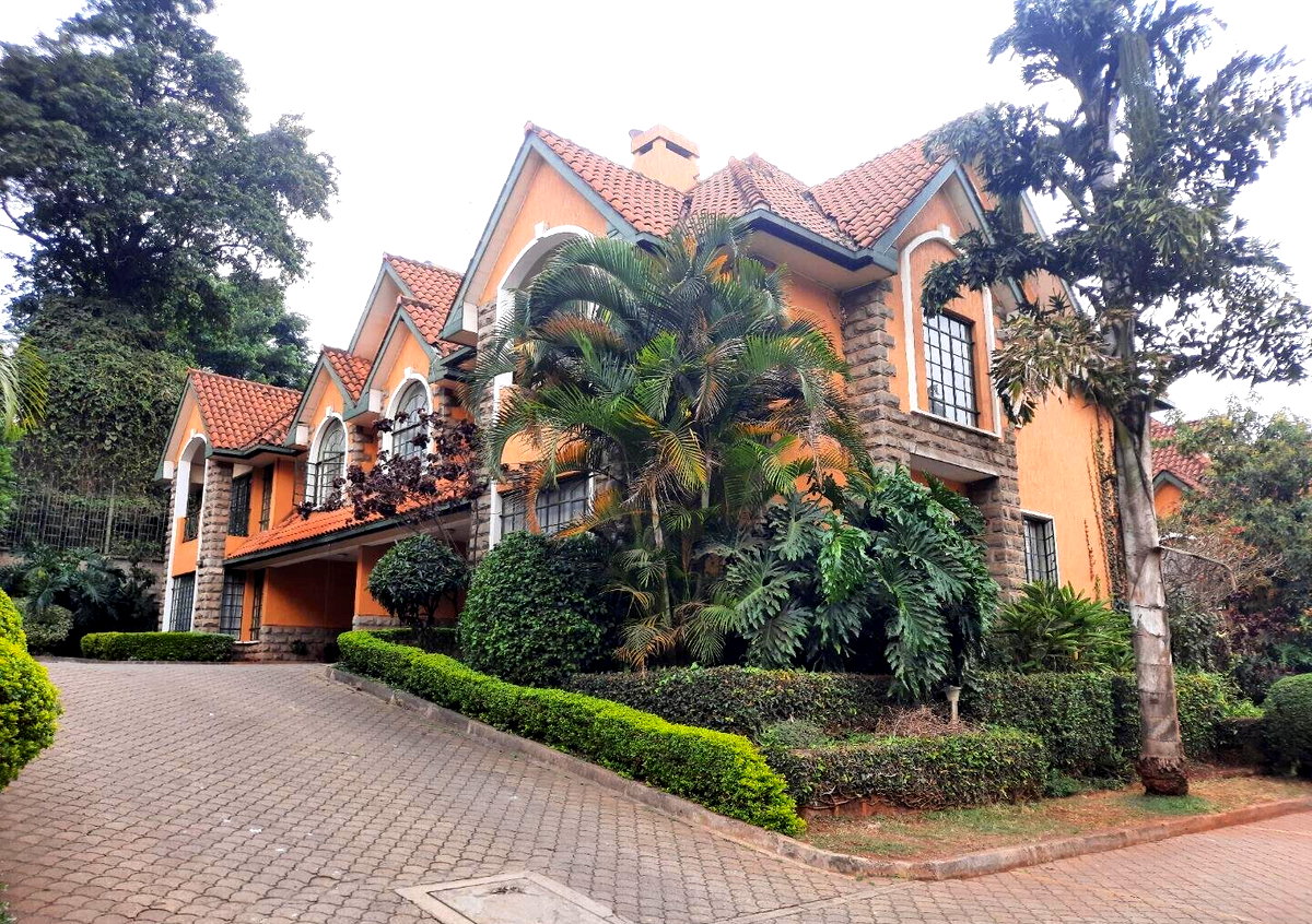 5-Ensuite Townhouse with Pool & Borehole - Lavington