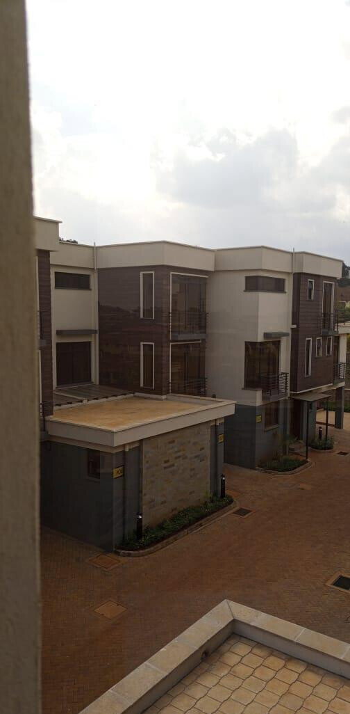 5-Bed Townhouse with Pool & Fitted Kitchen - Loresho