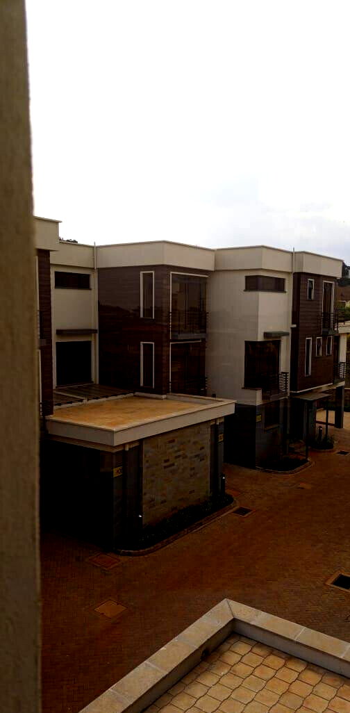 5-Bed Townhouse with Pool & Fitted Kitchen - Loresho
