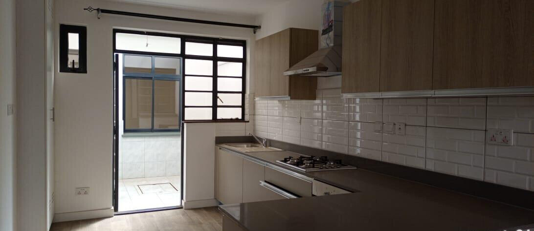 5-Bed Townhouse with Pool & Fitted Kitchen - Loresho