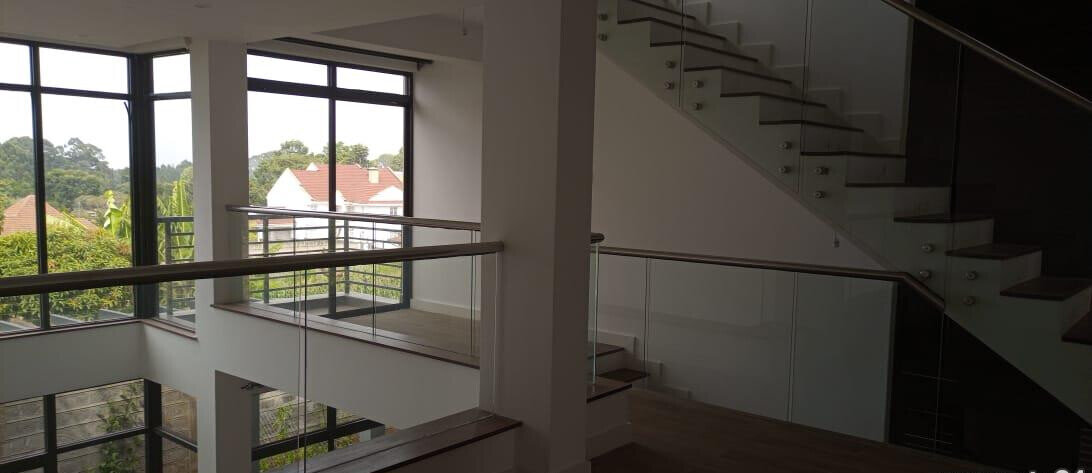 5-Bed Townhouse with Pool & Fitted Kitchen - Loresho