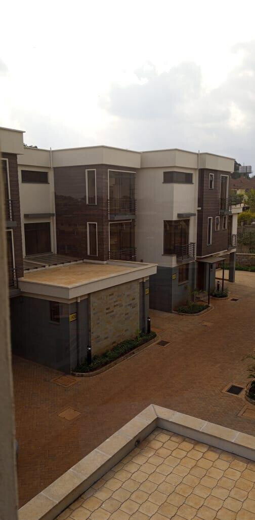 5-Bed Townhouse with Pool & Fitted Kitchen - Loresho