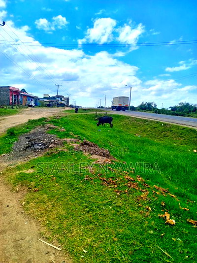 Half Acre Touching Nanyuki Nyeri Highway - Image 1