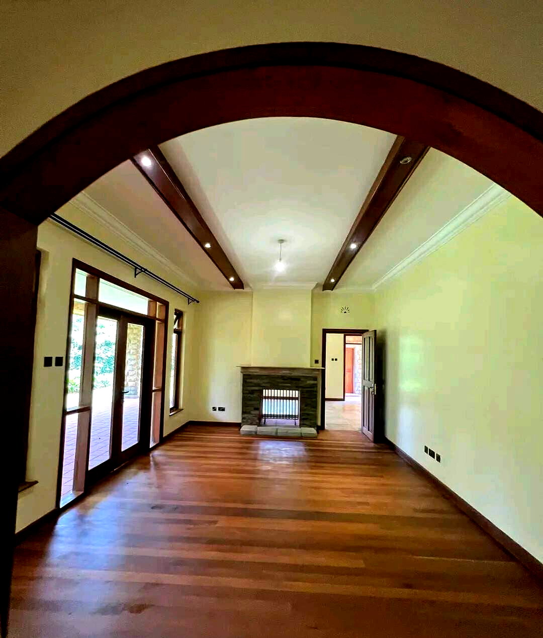 5-Bed Townhouse with Study, 4 Fireplaces & Clubhouse – Karen
