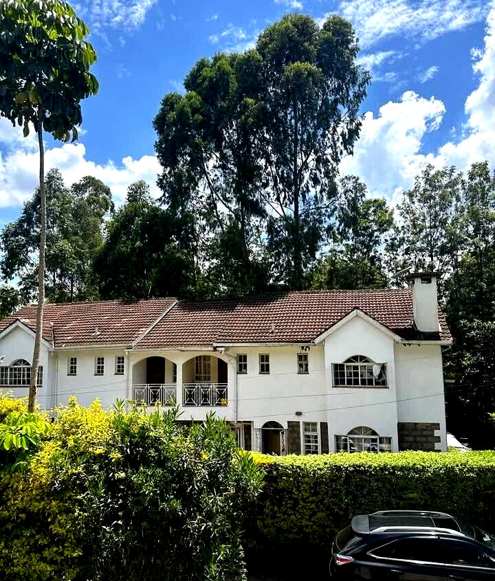 4-Bedroom Maisonette with DSQ & Private Garden - Lavington
