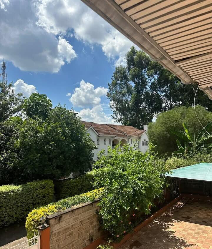 4-Bedroom Maisonette with DSQ & Private Garden - Lavington