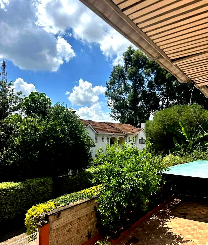 4-Bedroom Maisonette with DSQ & Private Garden - Lavington