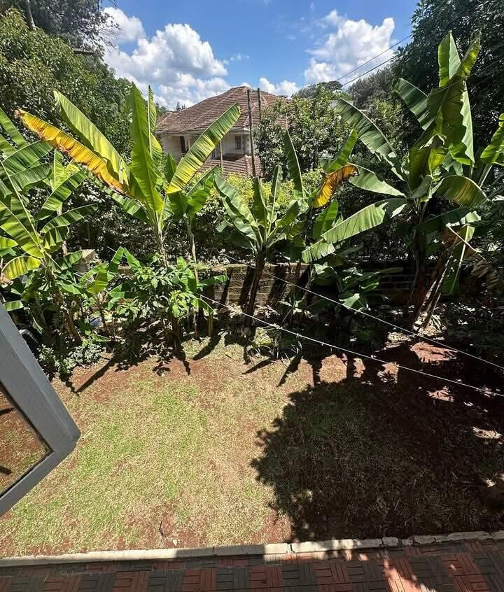 4-Bedroom Maisonette with DSQ & Private Garden - Lavington