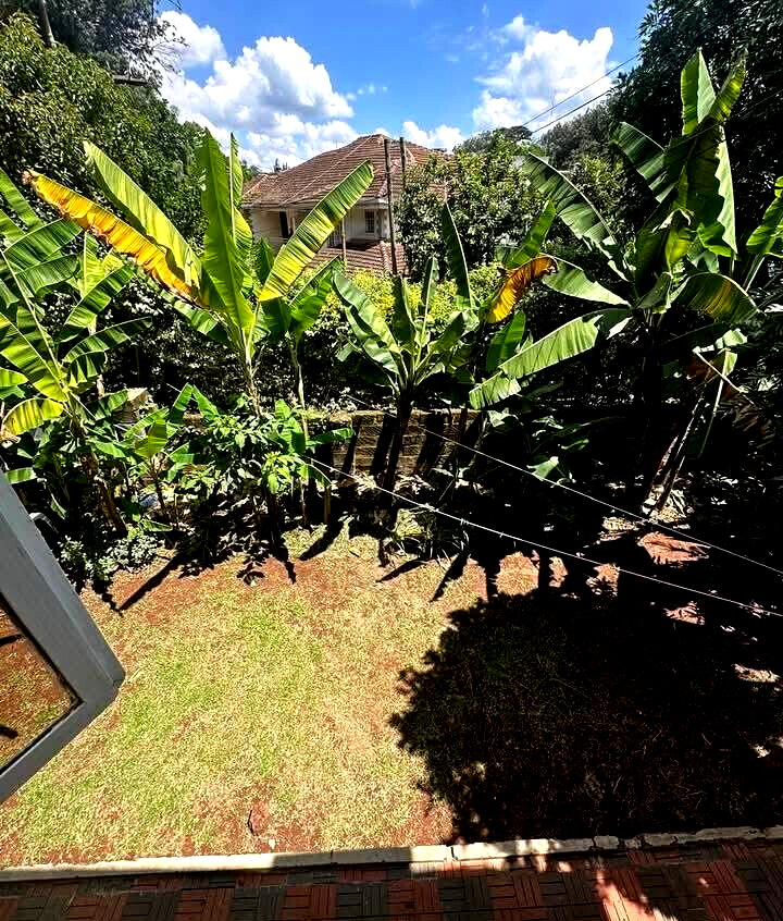4-Bedroom Maisonette with DSQ & Private Garden - Lavington