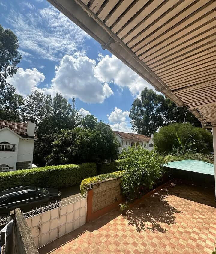 4-Bedroom Maisonette with DSQ & Private Garden - Lavington