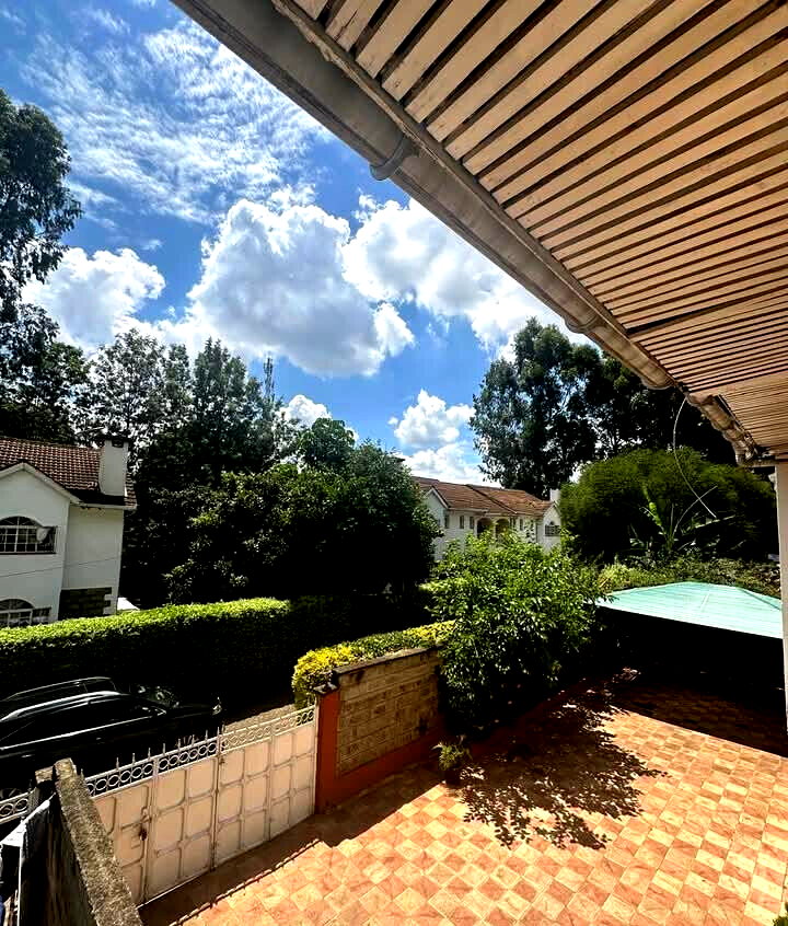 4-Bedroom Maisonette with DSQ & Private Garden - Lavington