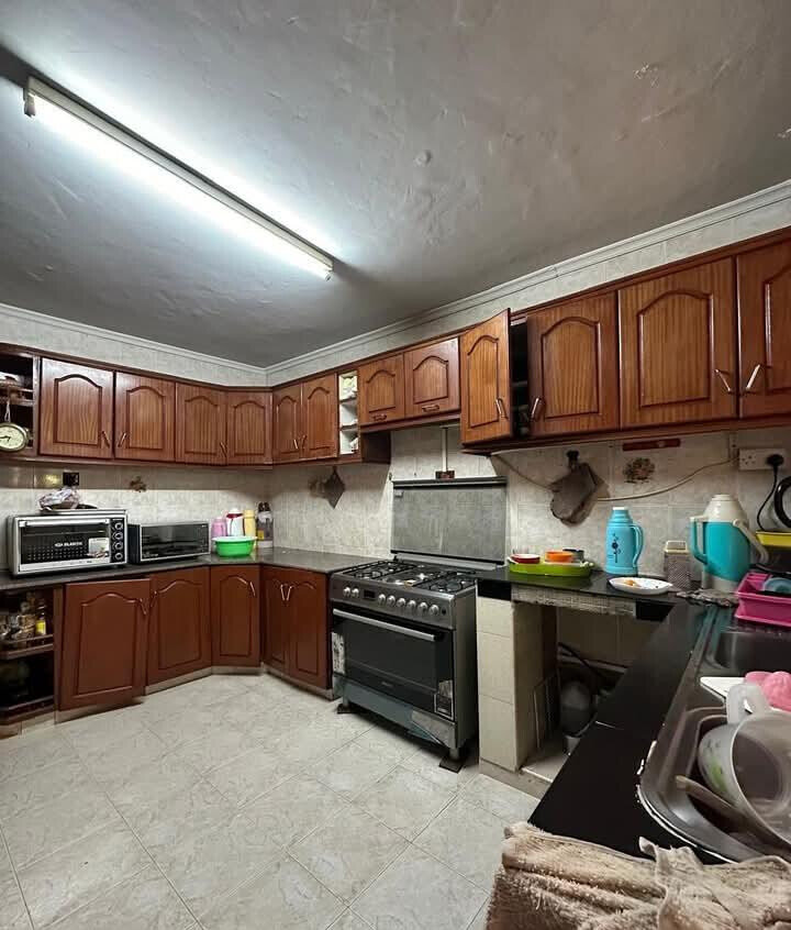 4-Bedroom Maisonette with DSQ & Private Garden - Lavington
