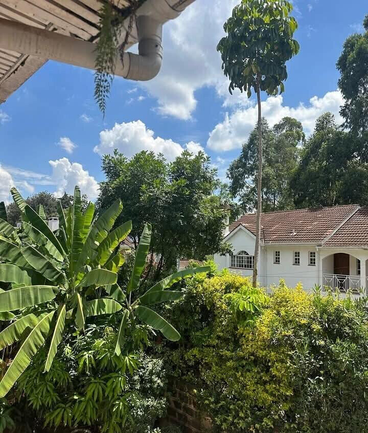 4-Bedroom Maisonette with DSQ & Private Garden - Lavington