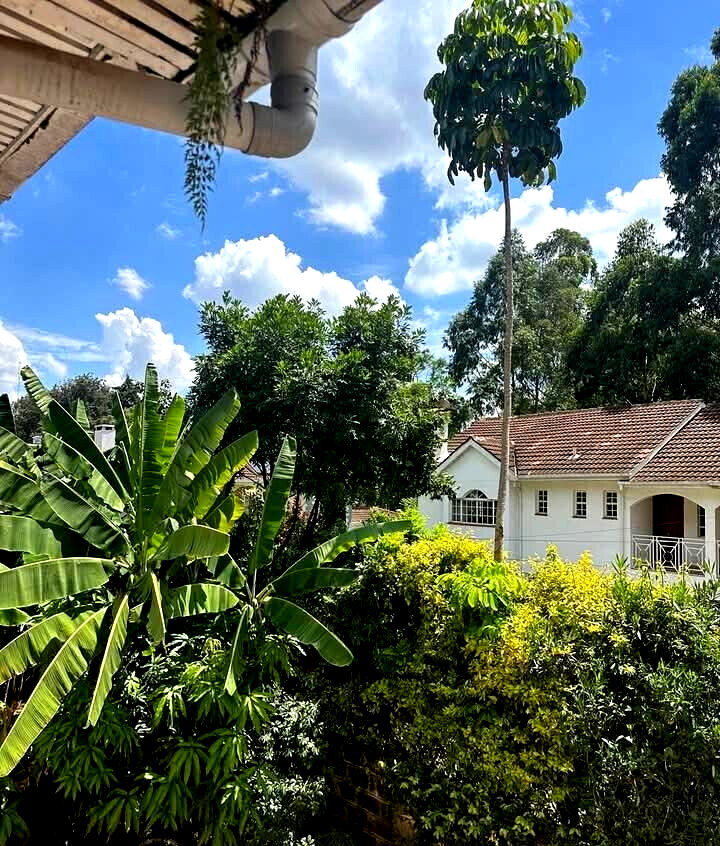 4-Bedroom Maisonette with DSQ & Private Garden - Lavington