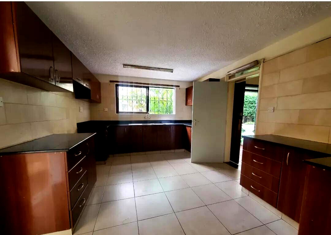 4BR Villa with Private Garden & DSQ - Kilimani