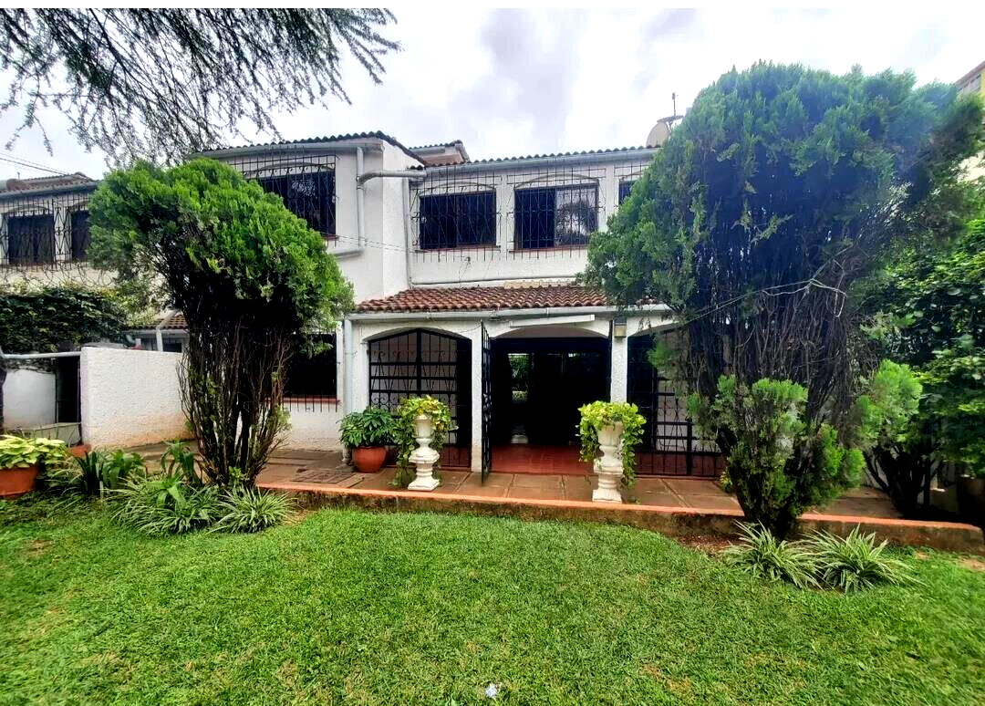 4BR Villa with Private Garden & DSQ - Kilimani