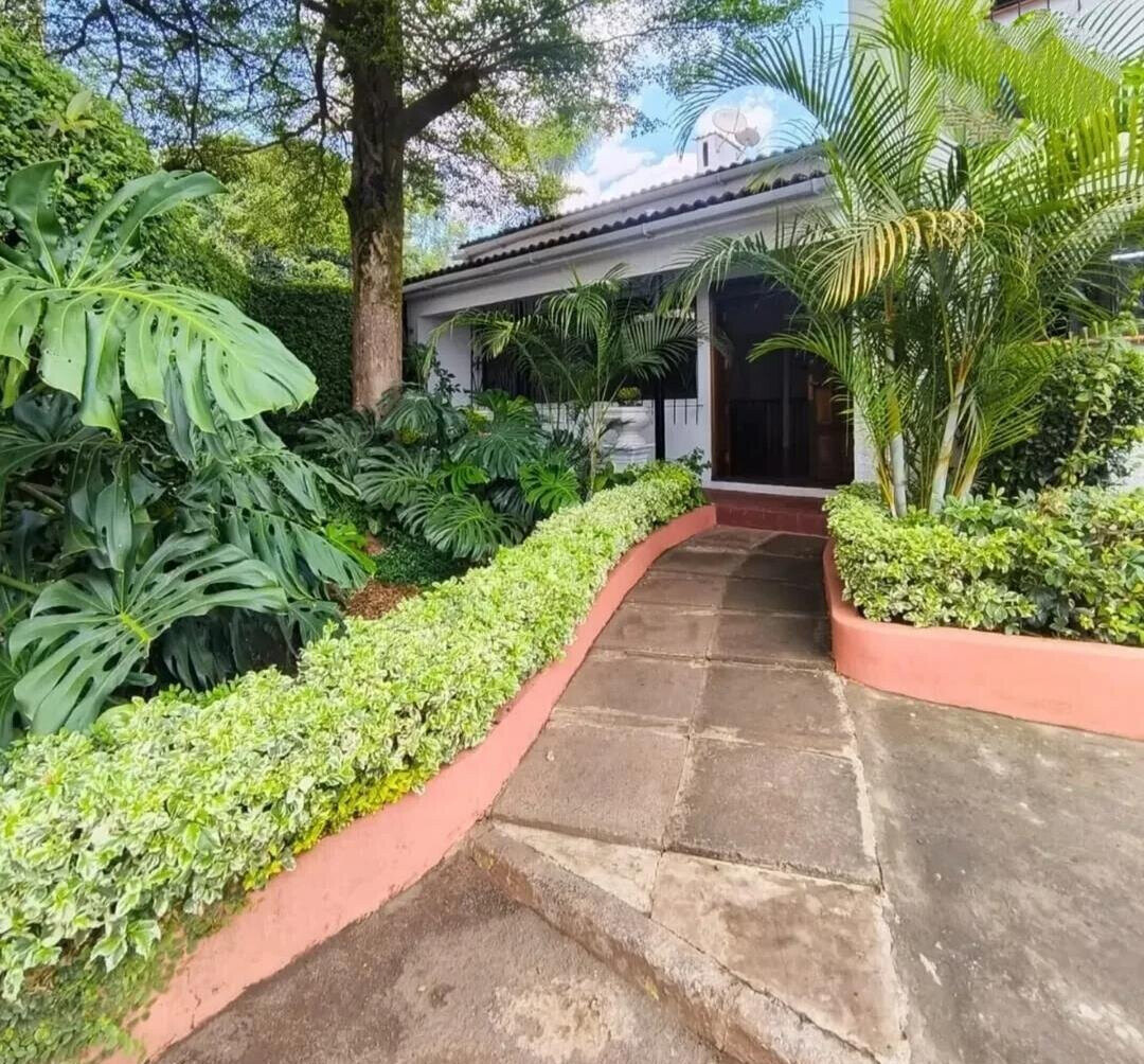4BR Villa with Private Garden & DSQ - Kilimani