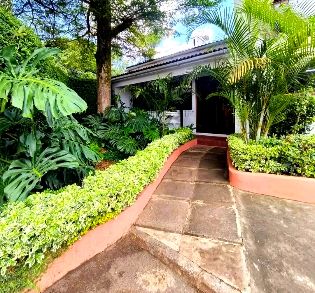 4BR Villa with Private Garden & DSQ - Kilimani