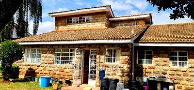 8bdrm Bungalow in Pioneer for sale - Image 1