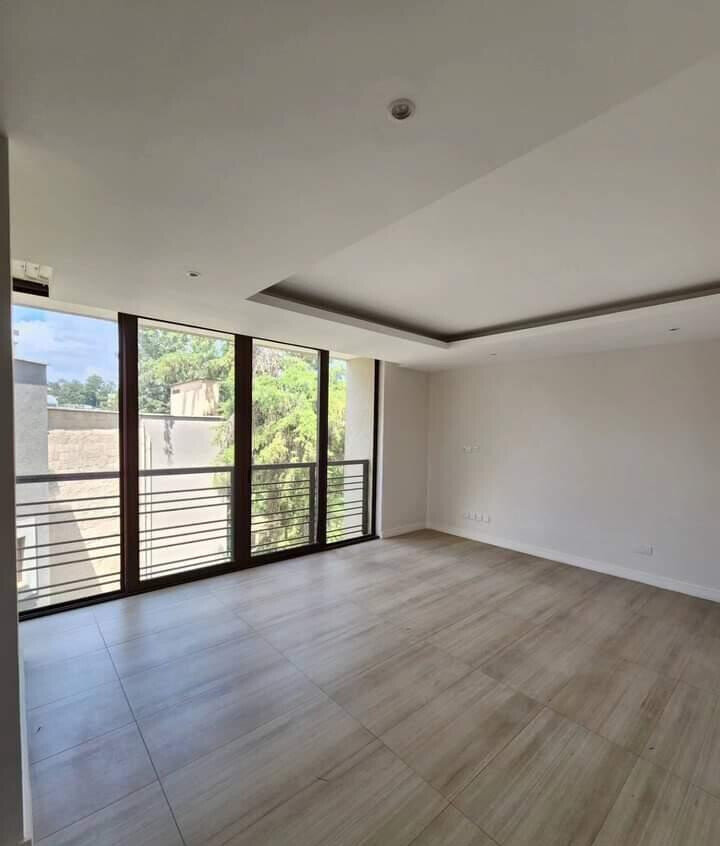 4 En-Suite Townhouse with Solar & 15,000L Water Tanks - Lavington