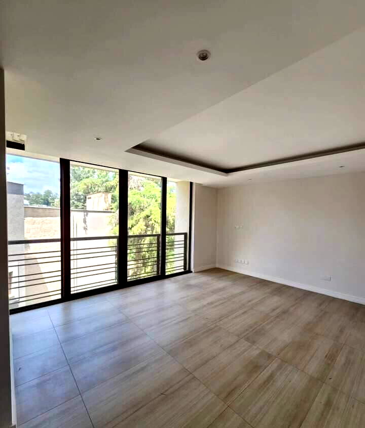 4 En-Suite Townhouse with Solar & 15,000L Water Tanks - Lavington