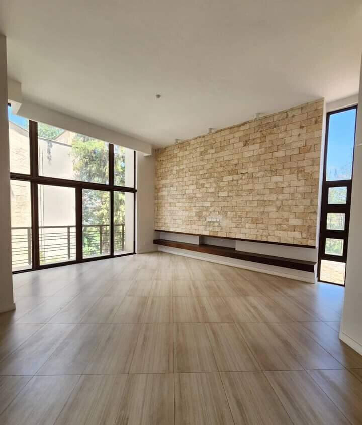 4 En-Suite Townhouse with Solar & 15,000L Water Tanks - Lavington