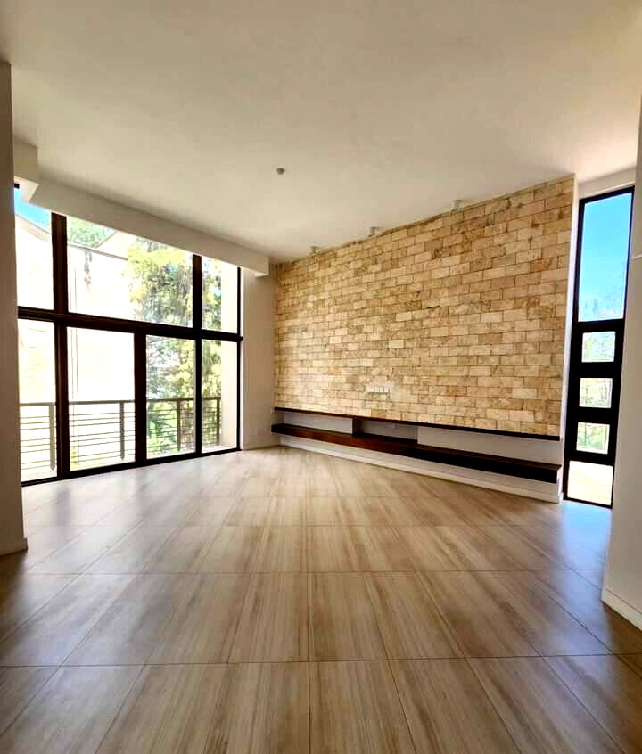 4 En-Suite Townhouse with Solar & 15,000L Water Tanks - Lavington
