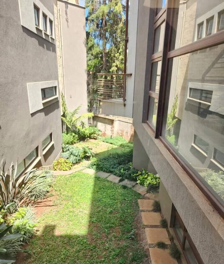 4 En-Suite Townhouse with Solar & 15,000L Water Tanks - Lavington