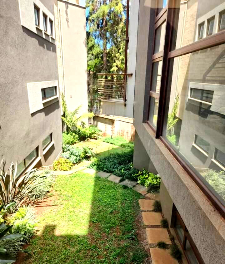 4 En-Suite Townhouse with Solar & 15,000L Water Tanks - Lavington