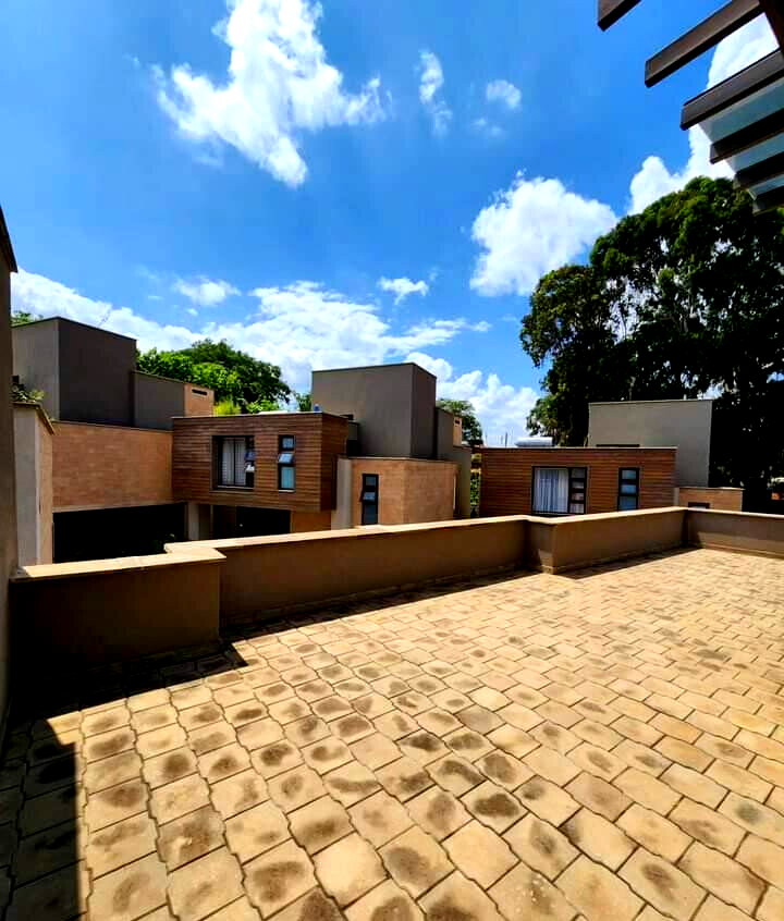 4 En-Suite Townhouse with Solar & 15,000L Water Tanks - Lavington