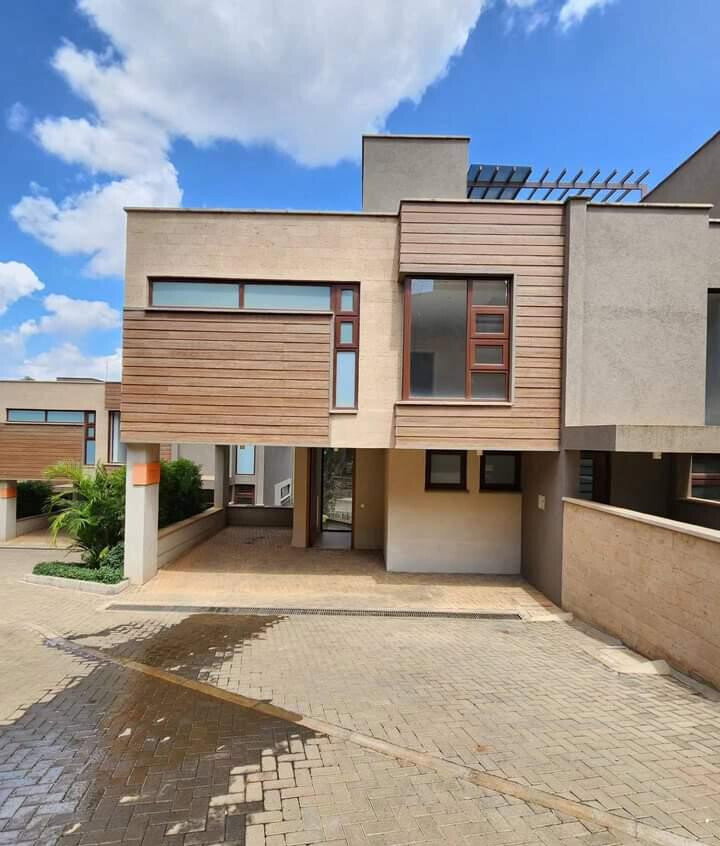 4 En-Suite Townhouse with Solar & 15,000L Water Tanks - Lavington