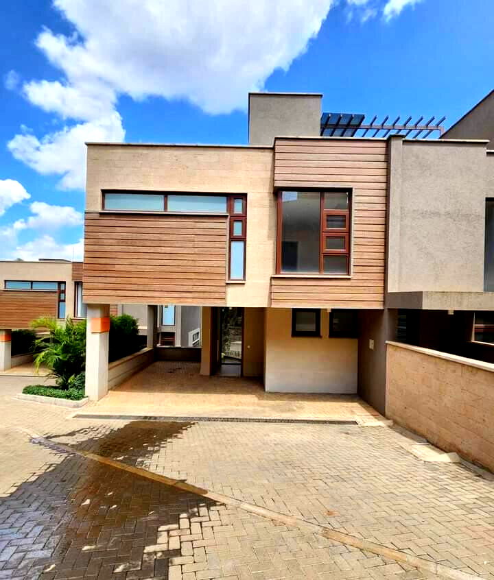 4 En-Suite Townhouse with Solar & 15,000L Water Tanks - Lavington