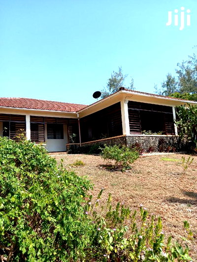 For Sale 4 Bedrooms Bungalow Beach Villa - Image 9