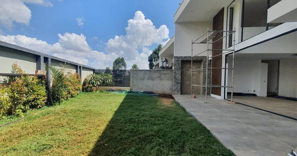4BR Villa + DSQ with Private Lift & Rooftop Terrace - Runda