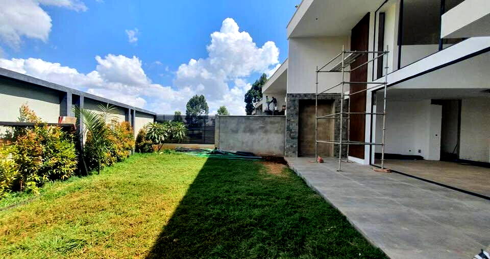 4BR Villa + DSQ with Private Lift & Rooftop Terrace - Runda